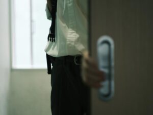 先生「イッチくん今日こそ学校来てね？みんな待ってるから！」ワイ「どうせ嘘やろうけど行ってみるか…」