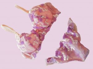 美魔女さん、ワンピースの裾をめくってエッチな下着を見せつけてしまう