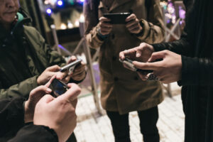 【速報】「いやぁぁぁぁ警察が勤務中にスマホゲーしてるのぉぉぉぉぉ！」