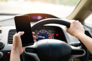 「スマホをカーナビ代わりにするのは違反になるのか？」→警察に聞いた結果ｗｗｗ