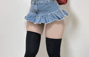 【画像】ムチムチ女さん(26)、ドスケベ小学生のコスプレをして叩かれる
