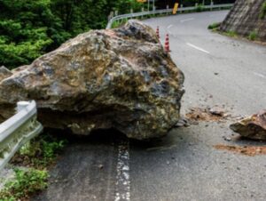 『致死量の落石』を収めたドラレコ動画、怖すぎる。