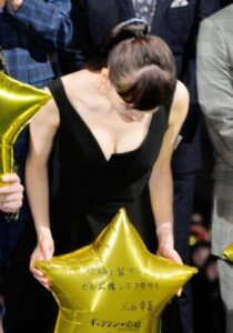 【画像】真木よう子のお辞儀、綾瀬はるかのお辞儀