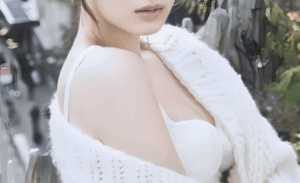 JK「すみません、コンタクト落としちゃって…一緒に探してくれませんか…？」