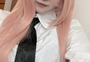 【画像】チェーンソーマンののコスプレをしたアイドル、露出が足りなすぎる