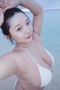 【画像あり】爆乳美女、宮古島でお●ぱいを見せつけてしまう