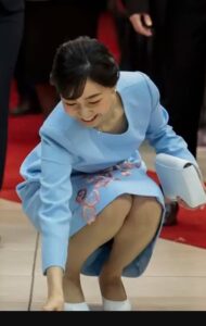 【悲報】佳子様、あやうくパ●ツがお見えになってしまう…
