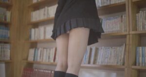 【画像】ダーツの旅でパンチラするJK「減るもんじゃないんで笑」
