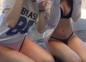 【画像】女子大生、乳を放り出して足湯wwwwwwww