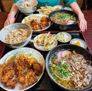 【画像】うどんの発祥地である福岡のうどんセット、レベチｗｗｗｗ