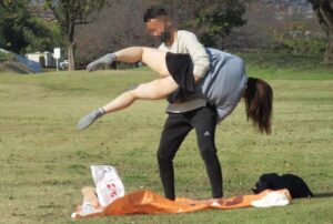 【画像あり】公園でプロレス技をかけられた女子、パ●チラしてしまう