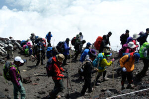 【画像】富士山の登山ゲート、軍事境界線みたいになる