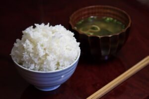 【画像】しじみ汁のしじみを食うやつ、育ちが悪かった