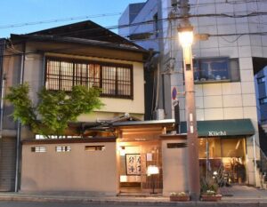 【悲報】食中毒で営業停止になった元ミシュラン店、停止中に闇弁当を売り捌く