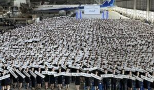 【画像】『ANA』の入社式、ガチで壮大すぎるwwwwwwwwwwwwwwww