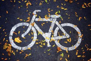 【悲報】義務化された自転車のヘルメット、誰も守っていない