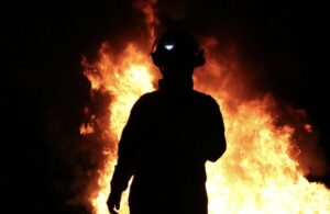 【動画】消防士「電柱が燃えてる…せや！😀💡」