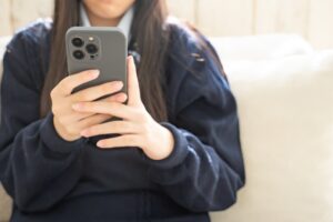 【動画】スマホに夢中になりすぎるとこうなるぞ