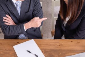 【悲報】ワイ、職場の女上司に誘惑されて手を出してしまう