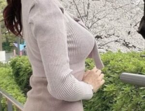【画像】横乳がえっちすぎるお天気お姉さんwwwww
