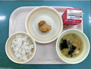 【画像】沖縄の学校給食　唐揚げ1個給食より酷すぎるwwwwwwww