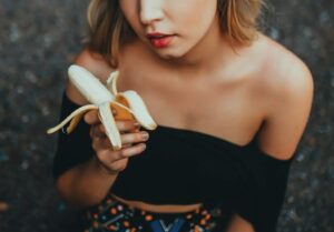 【画像】薄着のお姉さん、しゃぶってる姿を隠し撮りされる