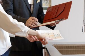 【悲報】賃貸物件の内見して契約したワイ、えらいことに気付く