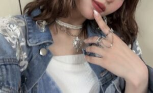 【画像】アイドル(23)さん、ミニスカで太ももを見せびらかす