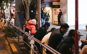 【画像】エロゲーを買い求める客で深夜に500人以上が並んだ異常事態ｗｗｗｗｗｗｗｗ