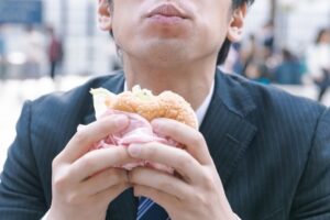 電車でマック食ってたら知らんおっさんにガチギレされたんだが
