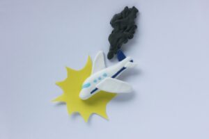 飛行機「もう終わりです…落ちます…」彡(●)(●)「あああ！」ドアを開け飛び降りる→