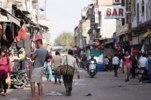 【画像】インド、想像の500倍デカイ看板が倒れてしまうwww