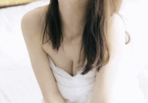 【画像】最近の女子高生さん、生足の出し方が特徴的