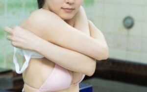 服を脱いでお乳が見えそうになってる吉岡里帆ちゃんwwwwwwwww