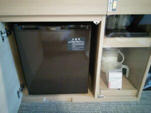 【動画】チー牛、ホテル備え付けの冷蔵庫にブチギレるｗｗｗｗｗｗｗｗｗｗｗｗｗｗｗ