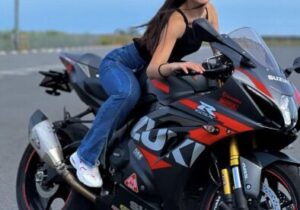 【動画】バイク女子YouTuberさん、配信中に即死攻撃されてしまう