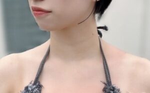 スレンダーBODYさん『水着の日焼け…すごいよぉ…チラ』