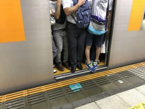 【画像】都民さん「毎日満員電車で汗だくの臭いおじさんと密着辛いよおおおお😭」