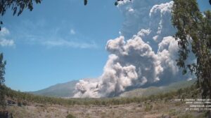 【速報】インドネシアの火山、大噴火
