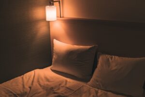 【悲報】ワイが呼んだデリヘル嬢、部屋に入ってくるなり酒を呑みタバコを吸い始める