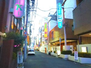 現在進行系でラブホで隣に寝てるの職場の先輩なんだけど