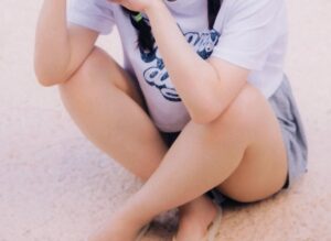 女子中学生、おなかを丸出ししてクラスメイトを欲情させてしまうww