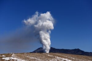 【緊急】阿蘇山、噴火警戒レベルを引き上げ　マジでヤバそう