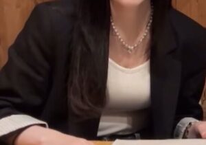 授乳系YouTuberさん、生足Gカップ谷間を写すだけで114万再生www