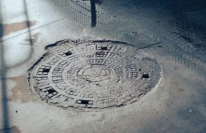 【動画】マンホールに浸かった女の子の末路ｗｗｗｗｗｗｗ