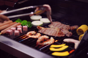 【悲報】37歳バイトワイ、同じバイト先の学生たちをBBQに誘うも断られる
