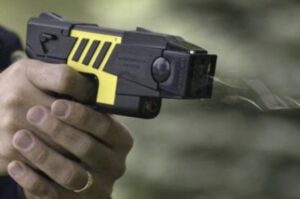 警官から逃走した陽キャくん、テーザー銃で撃ち抜かれて終わる