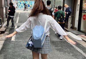 【画像】井手上漠くん、あたシコの化身みたいな格好で街を練り歩く
