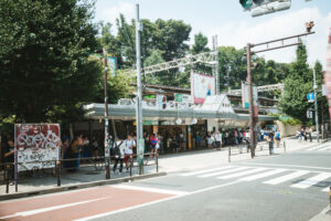 【画像】JR原宿駅、よく分からん女にジャックされるｗｗｗｗｗｗｗ