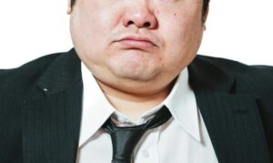 【悲報】飲食店バイトワイ、顔がキモすぎてクレームが入る